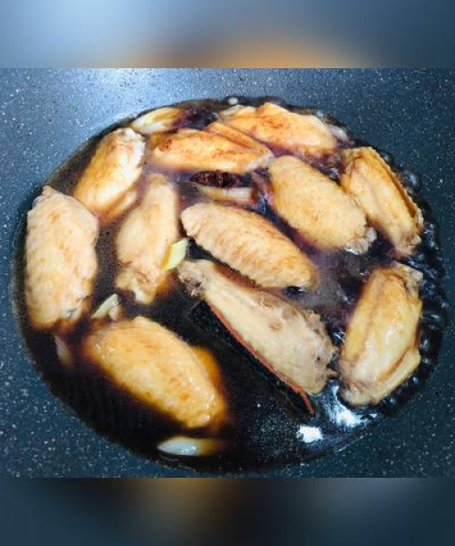 红烧鸡翅根，一道美味佳肴背后的故事与制作方法